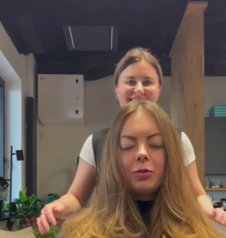Basia rozmawia z klientką i ogląda jej włosy