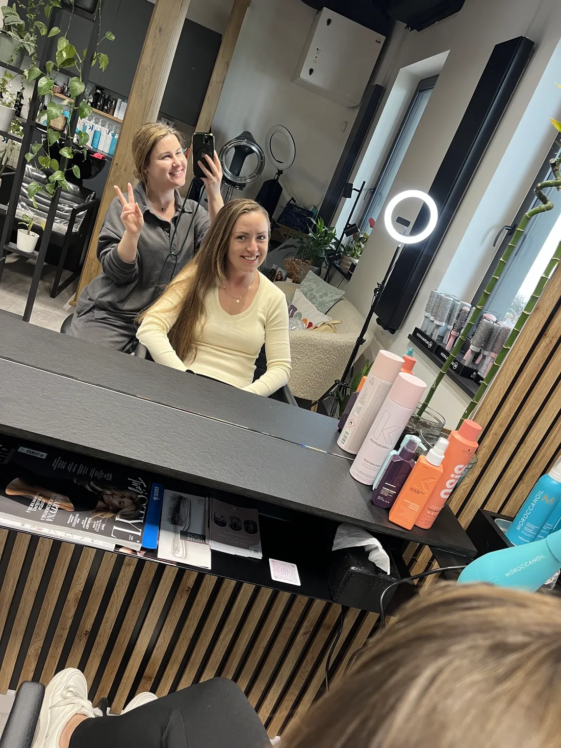 Basia i klientka rozmawiają przy lustrze w salonie