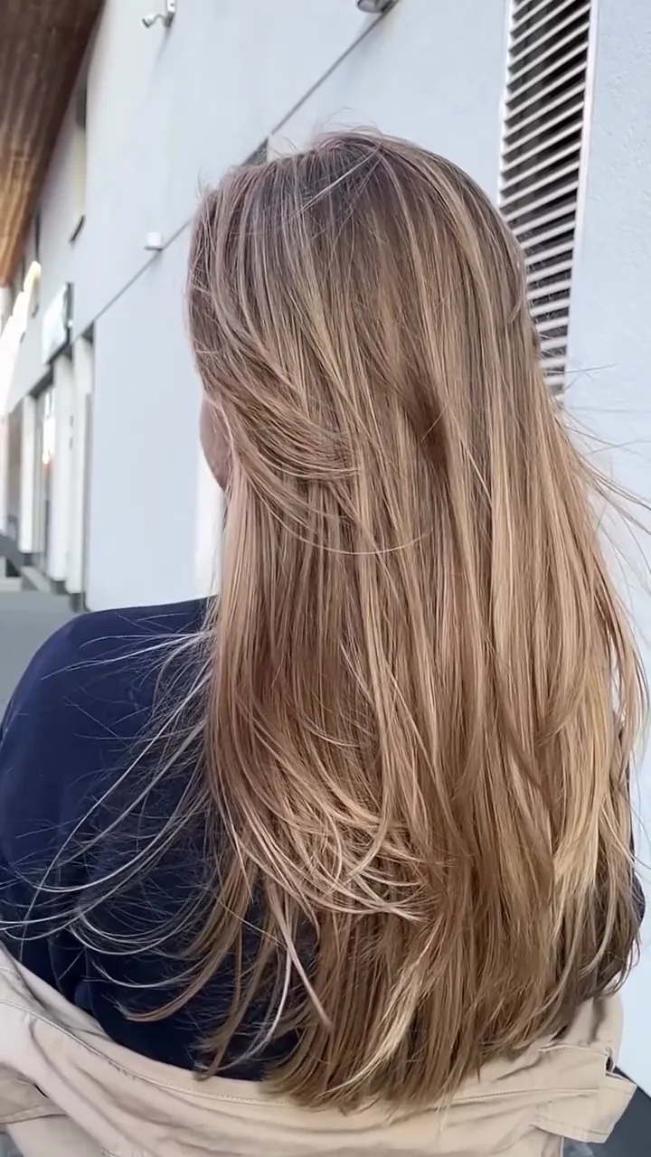 Wielowymiarowy blond pokazany w naturalnym świetle