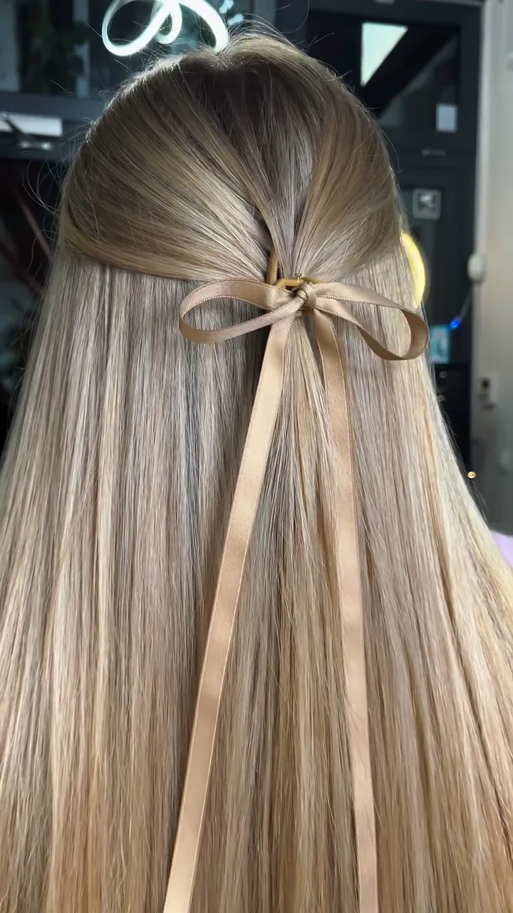 Waniliowy blond ozdobiony delikatną kokardą