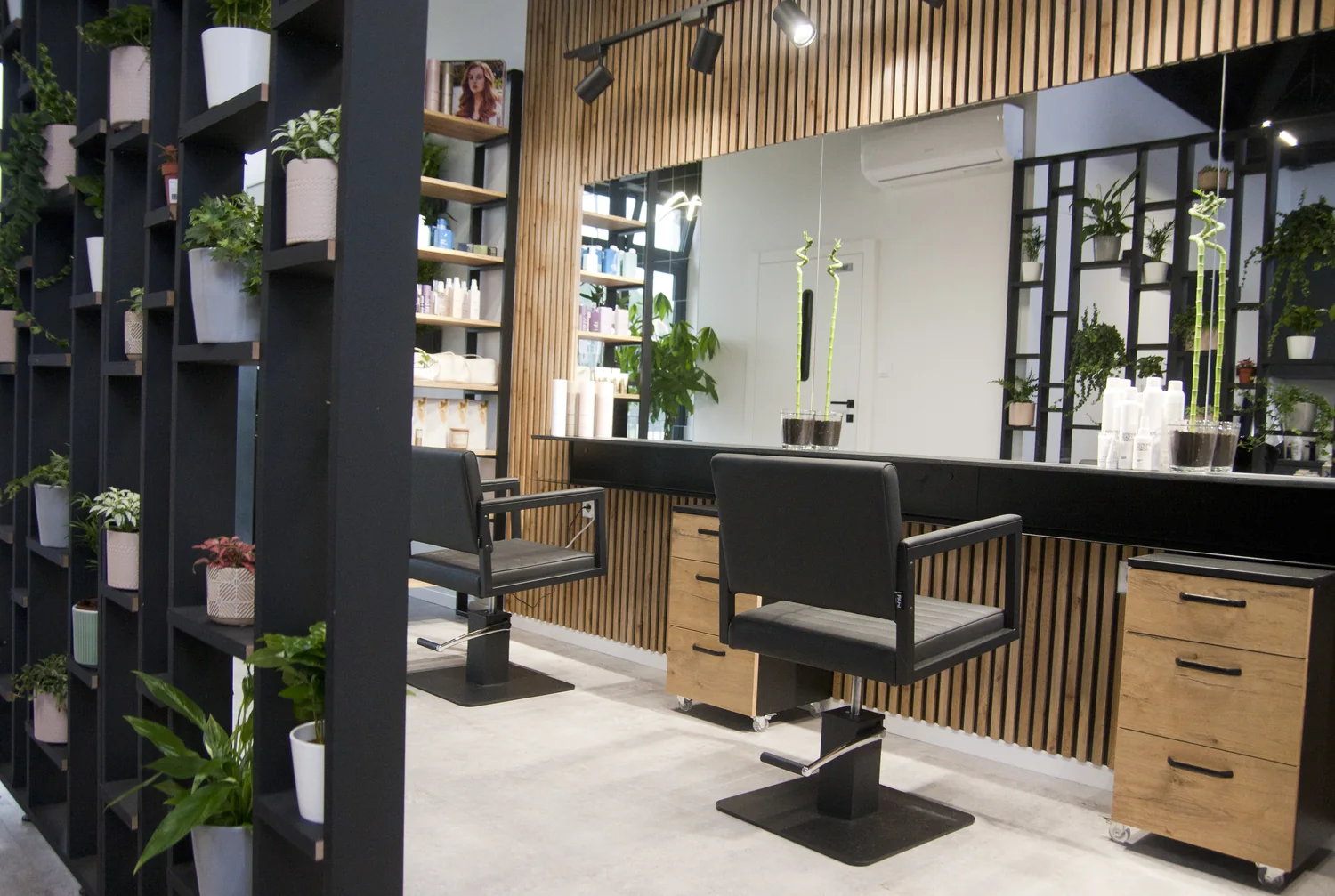 Jasne i naturalne wnętrze salonu