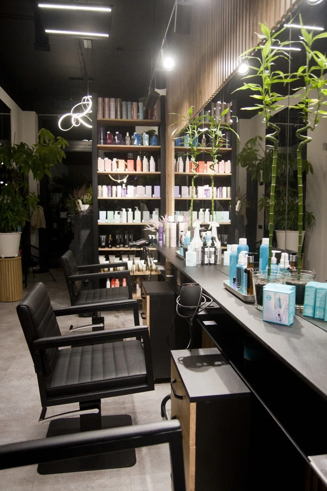 Stanowiska fryzjerskie i wnętrze salonu Serafin Hair Buddy