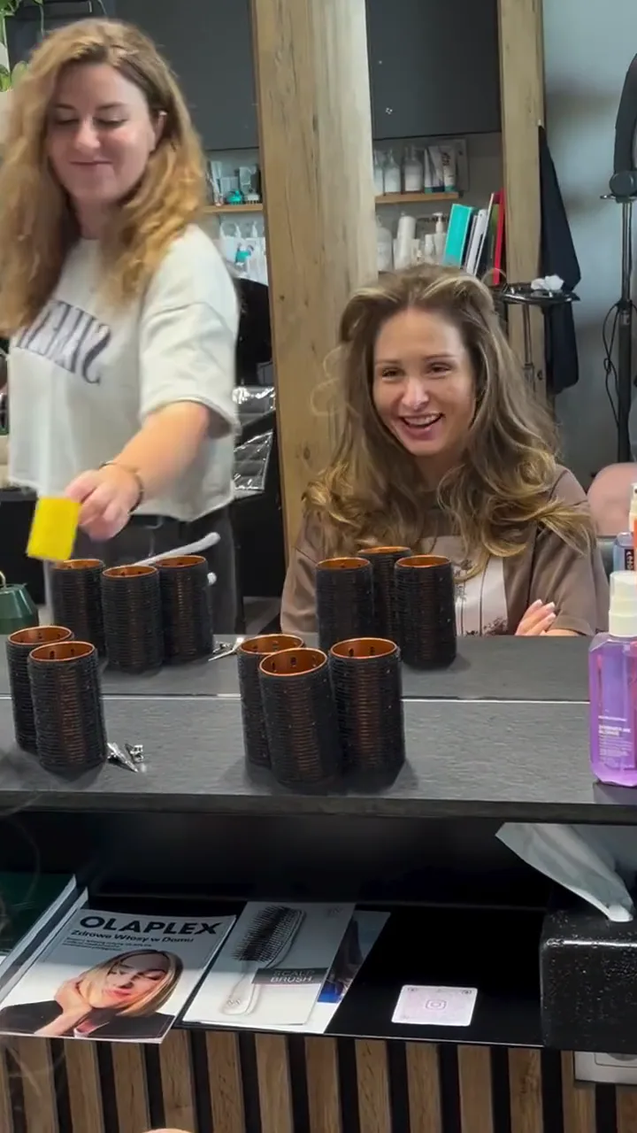 Basia i uśmiechnięta klientka podczas pracy w salonie